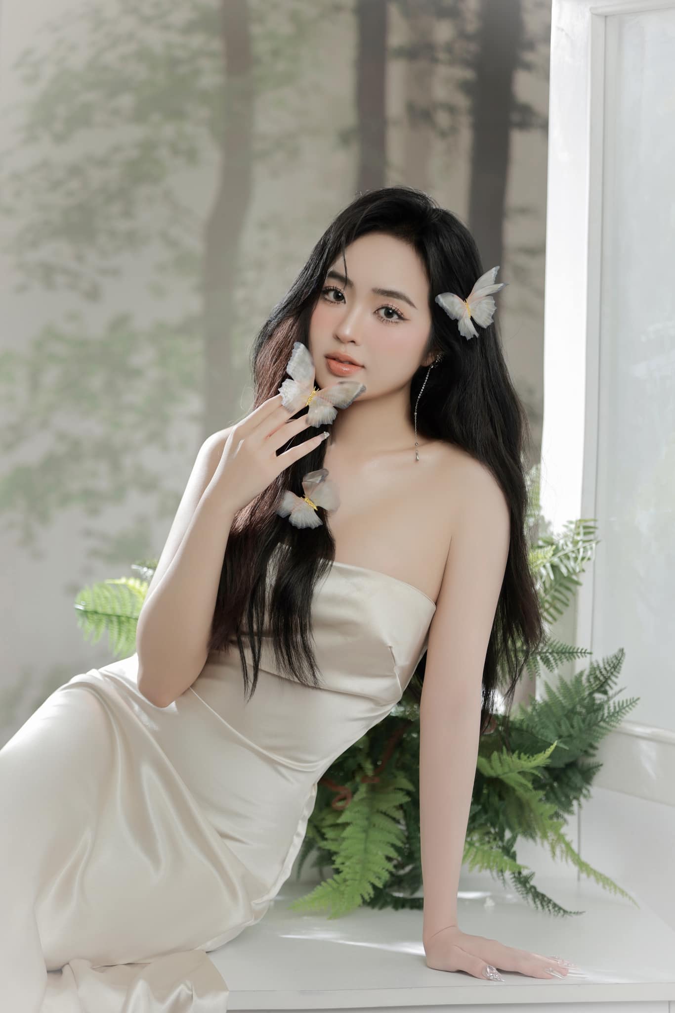 Lê Phương Anh Diện Đầm Trắng Tạo Dáng Quyến Rũ Khoe Làn Da Sáng Bóng 4