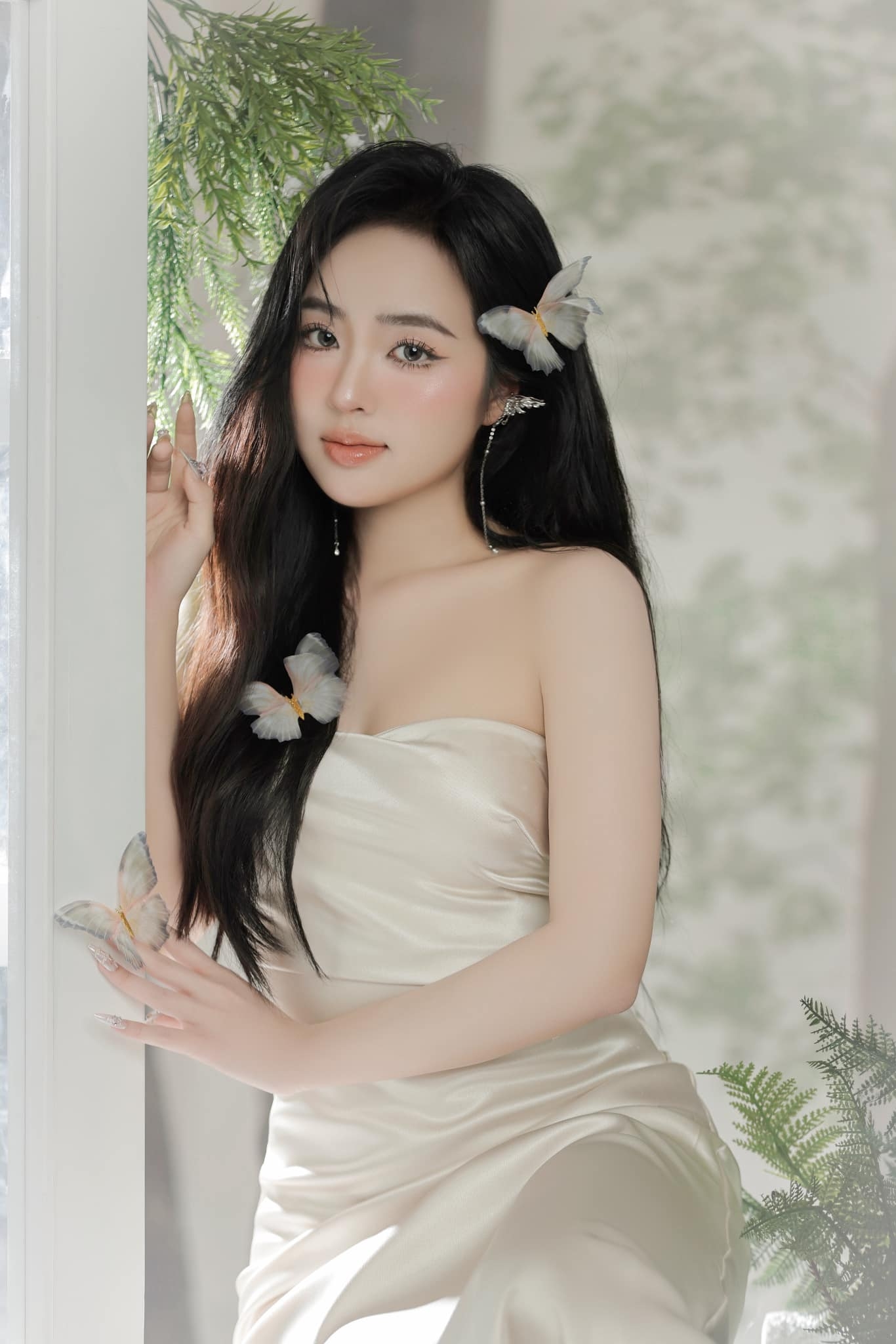 Lê Phương Anh Diện Đầm Trắng Tạo Dáng Quyến Rũ Khoe Làn Da Sáng Bóng 6